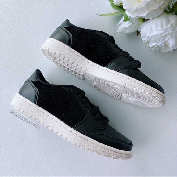 Nike Air Jordan 1 Retro Low no swoosh NWT - Picture 3 of 11